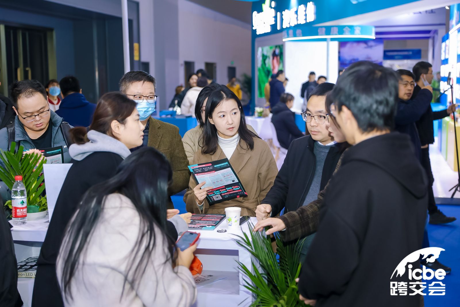 交谈.jpg 交谈.jpg