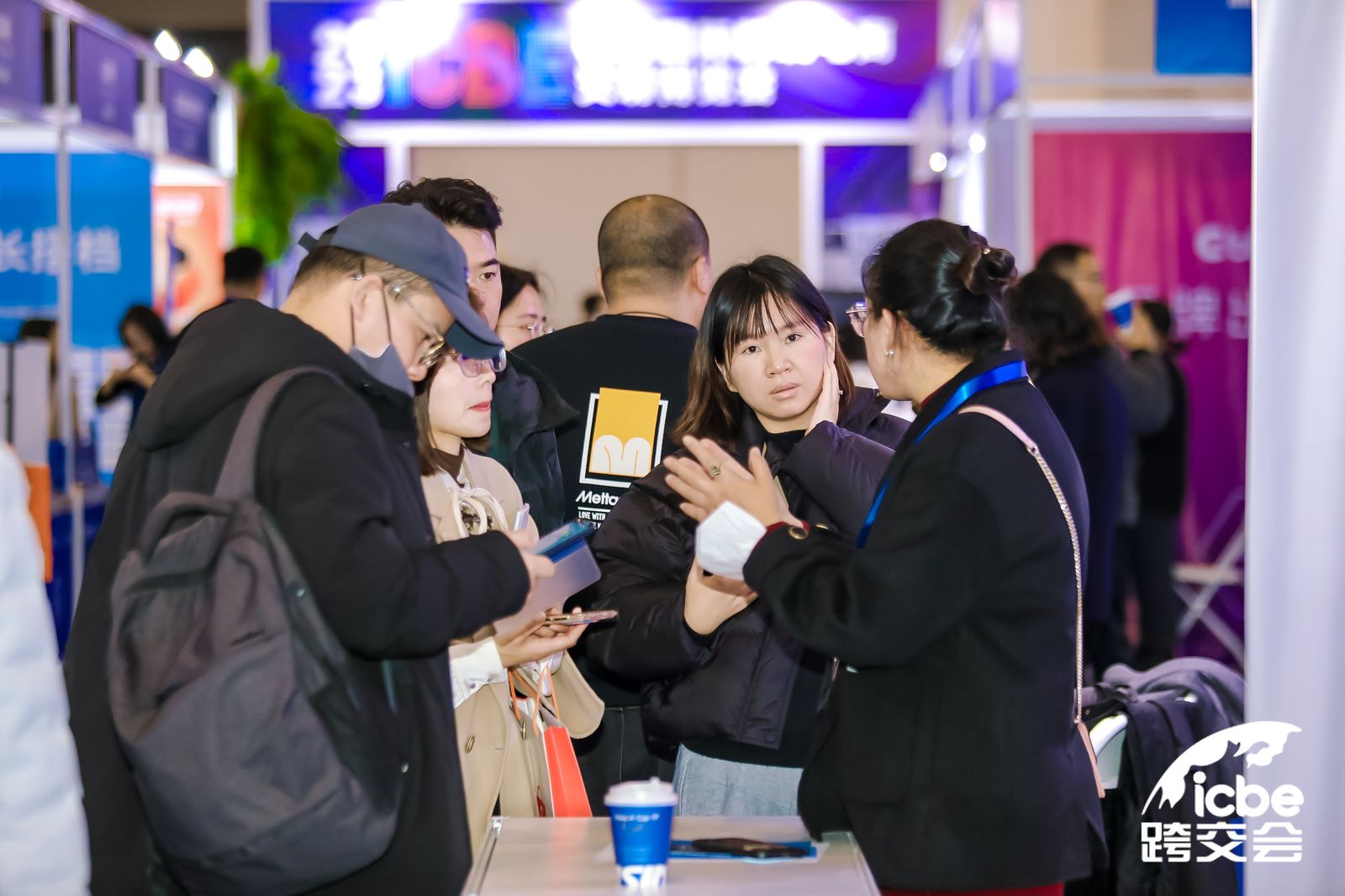 交谈1.jpg 交谈1.jpg