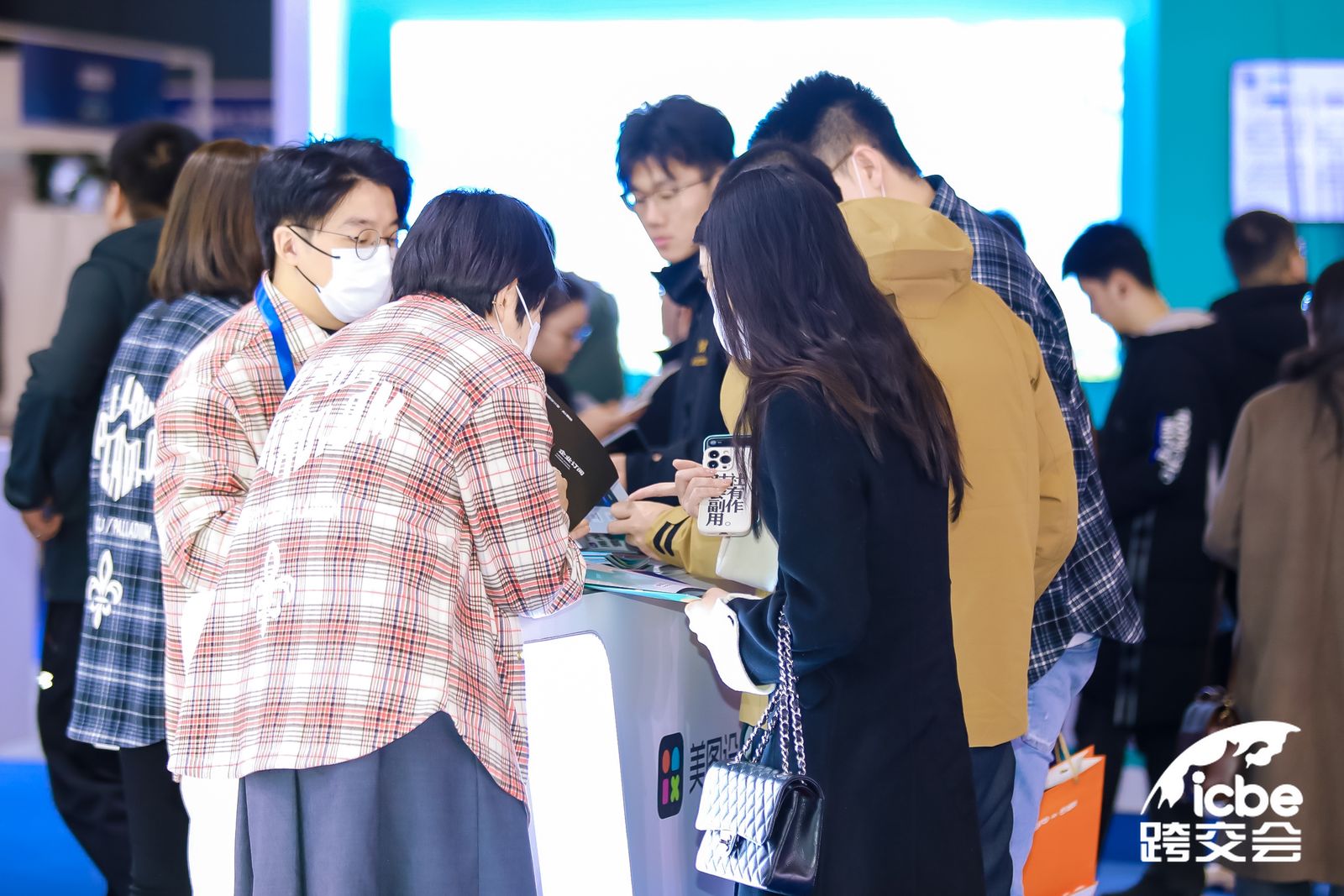 交谈2.jpg 交谈2.jpg