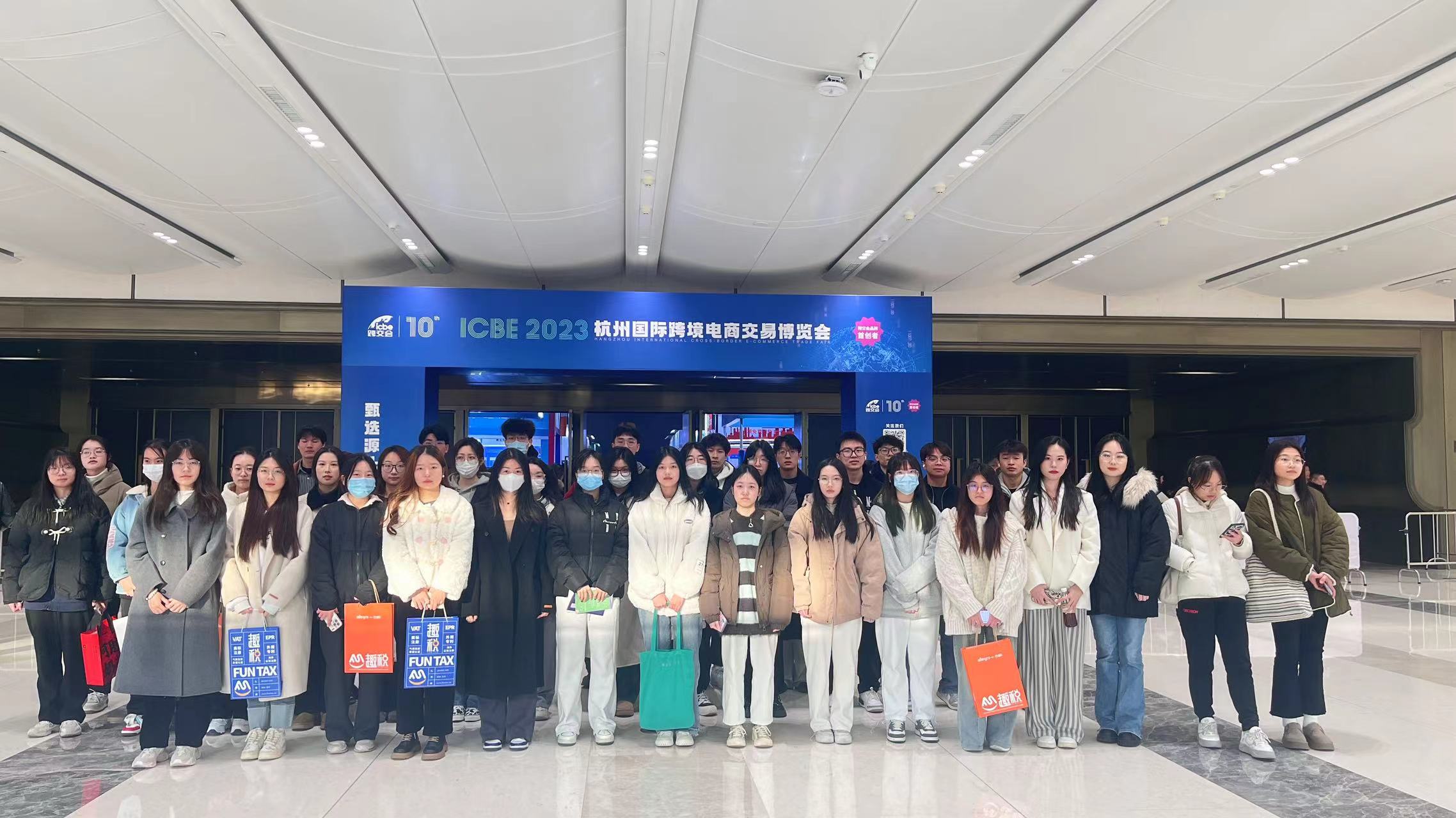 人才对接会学生组团.jpg 人才对接会学生组团.jpg